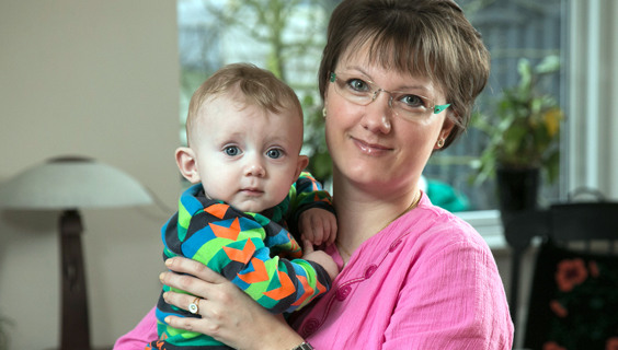 Laila Moslund står med sin søn på ni måneder. Hun holder barsel fra sin uddannelse til sosu-assistent.